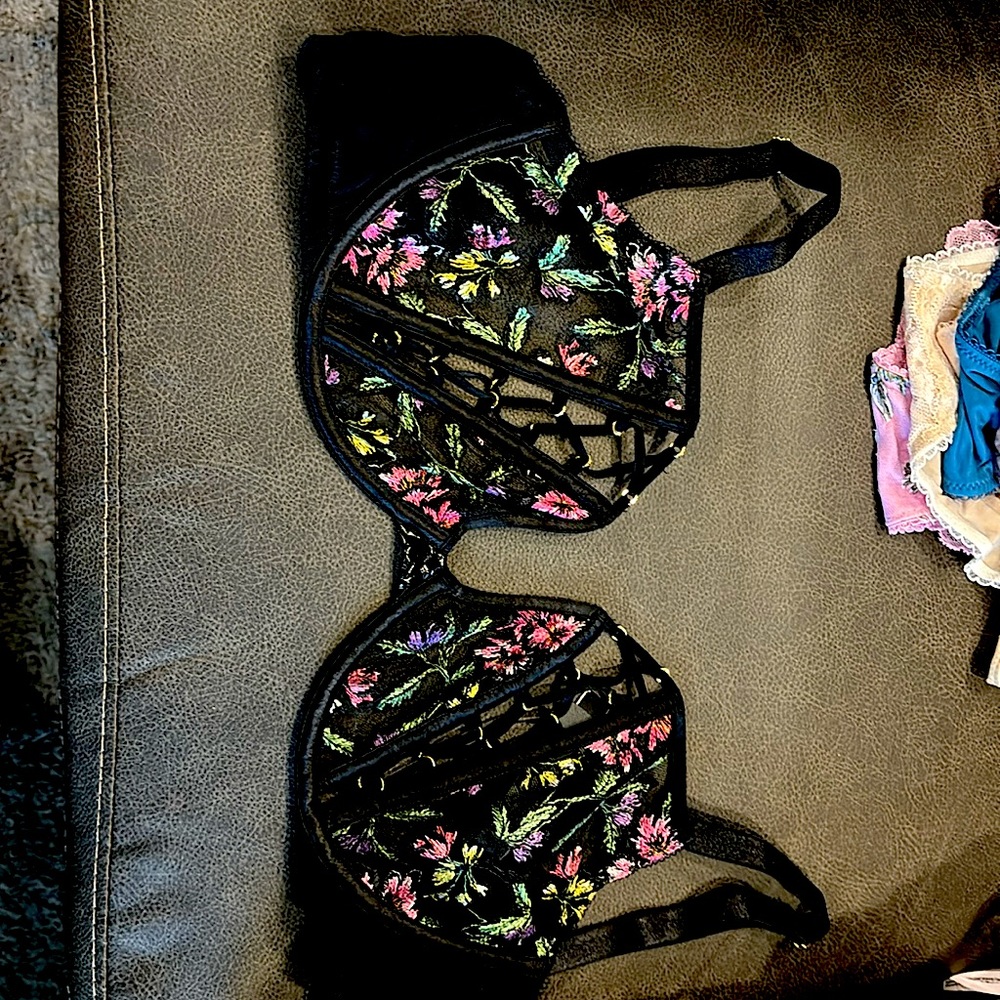 Victoria Secret’s Bra 36DD